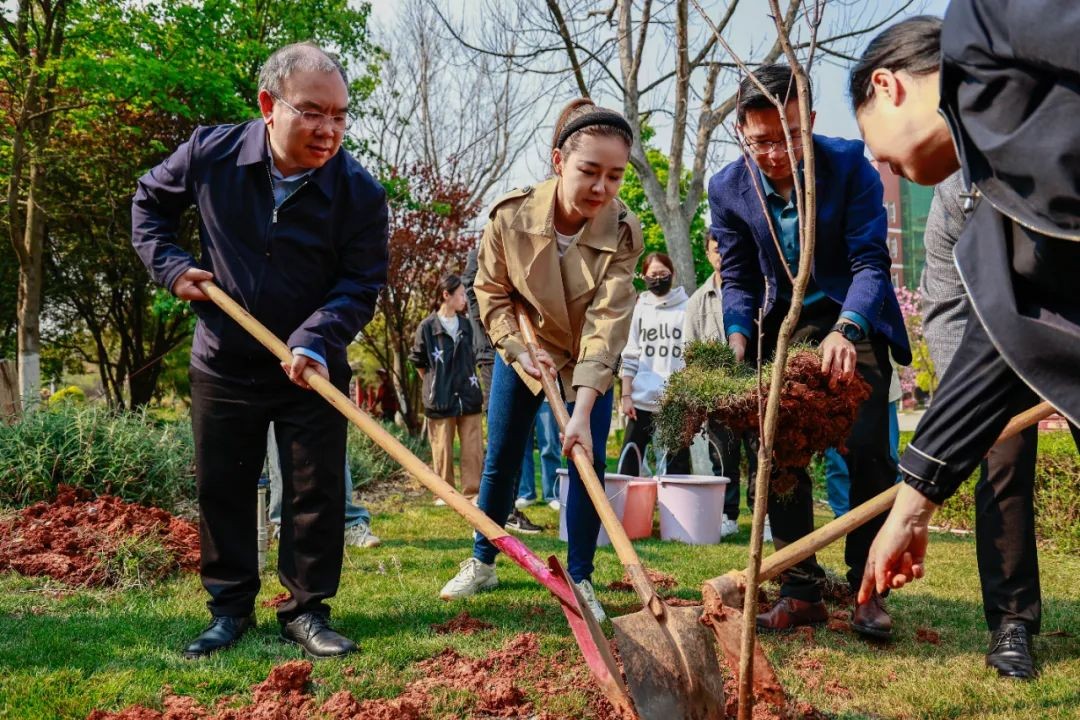 今天,学校师生一同种下“希望”树! 第 4 张 今天,学校师生一同种下“希望”树! 第 4 张