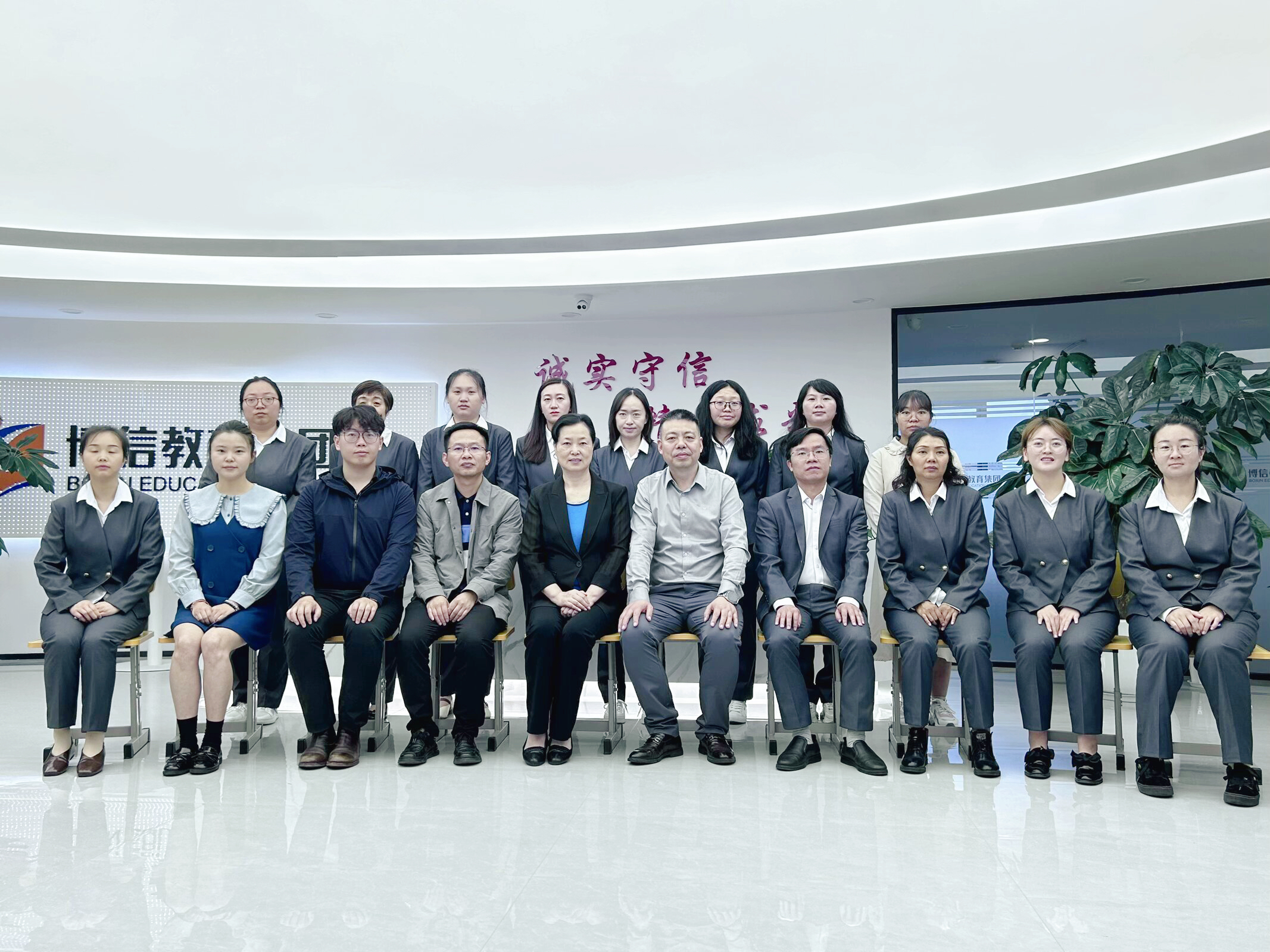 全面夯实毕业百日冲刺”行动，学校校长钱素平带队开展访企拓岗专项行动工作 第 1 张