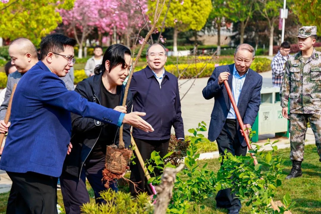 今天,学校师生一同种下“希望”树! 第 5 张 今天,学校师生一同种下“希望”树! 第 5 张