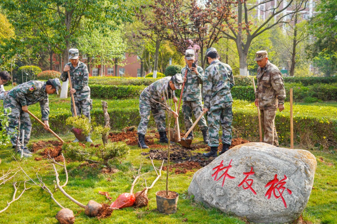 今天,学校师生一同种下“希望”树! 第 7 张 今天,学校师生一同种下“希望”树! 第 7 张