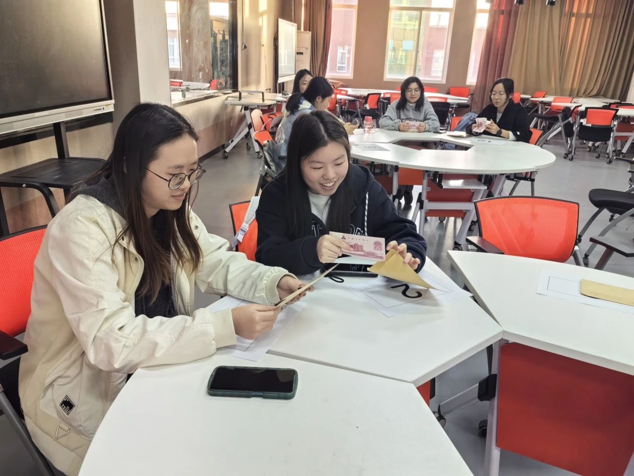 学院资讯｜一场关于梦想与选择的“拍卖”，引发深思！ 第 2 张
