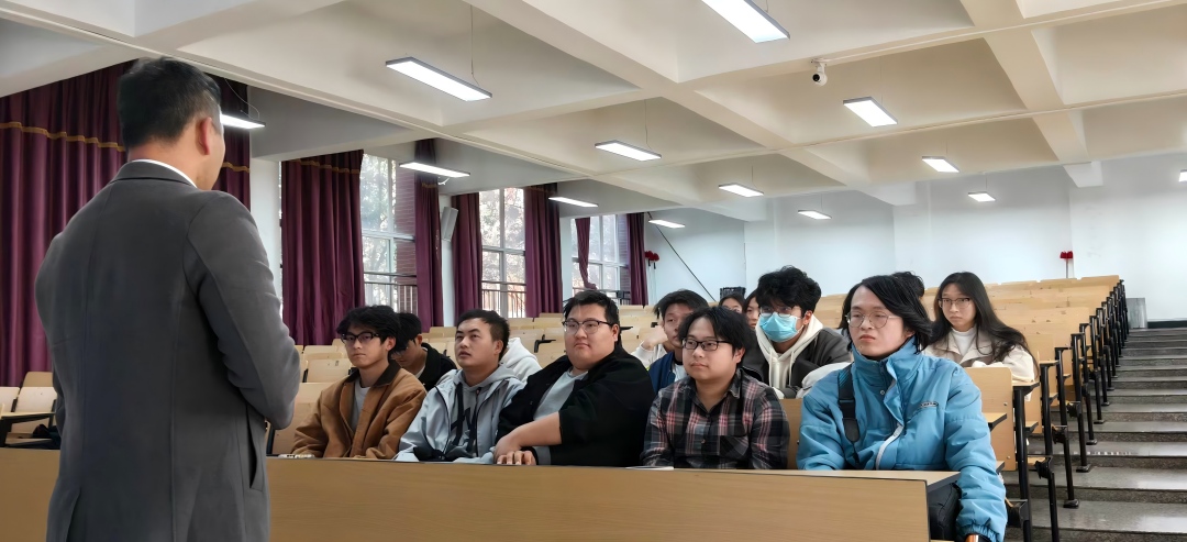 02虚拟现实技术同学们认真聆听(1).jpg
