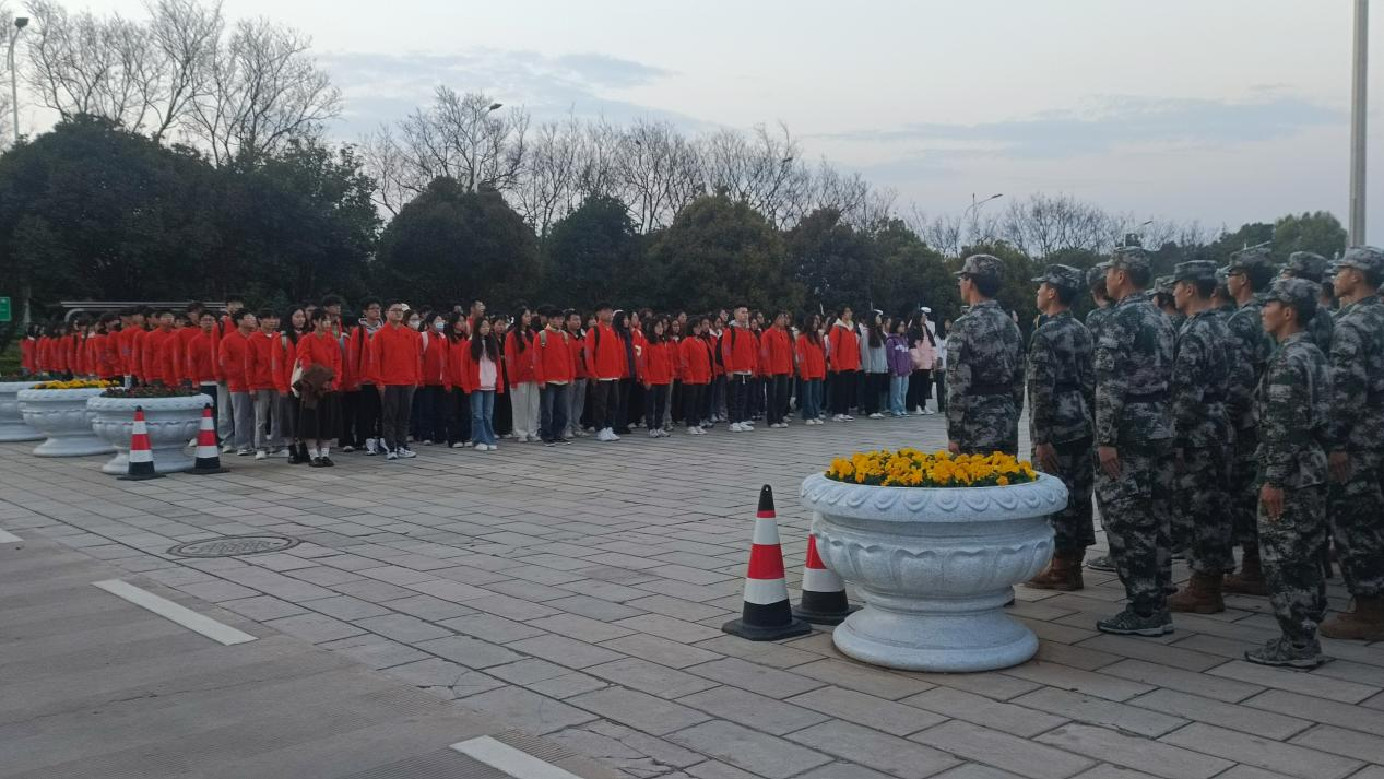 传承雷锋精神 绽放志愿之光 | 财会金融学院举行升国旗活动 第 3 张
