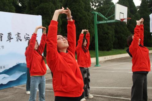 “三载药香缝迷趣,千丝百草裹安康” ——传统佳节与中医药文化交相辉映,医学院第三届中医药文化节圆满落幕 第 4 张 “三载药香缝迷趣,千丝百草裹安康” ——传统佳节与中医药文化交相辉映,医学院第三届中医药文化节圆满落幕 第 4 张