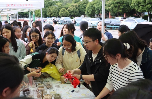 “三载药香缝迷趣,千丝百草裹安康” ——传统佳节与中医药文化交相辉映,医学院第三届中医药文化节圆满落幕 第 8 张 “三载药香缝迷趣,千丝百草裹安康” ——传统佳节与中医药文化交相辉映,医学院第三届中医药文化节圆满落幕 第 8 张