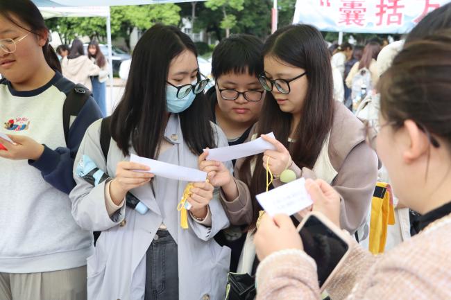 “三载药香缝迷趣,千丝百草裹安康” ——传统佳节与中医药文化交相辉映,医学院第三届中医药文化节圆满落幕 第 10 张 “三载药香缝迷趣,千丝百草裹安康” ——传统佳节与中医药文化交相辉映,医学院第三届中医药文化节圆满落幕 第 10 张