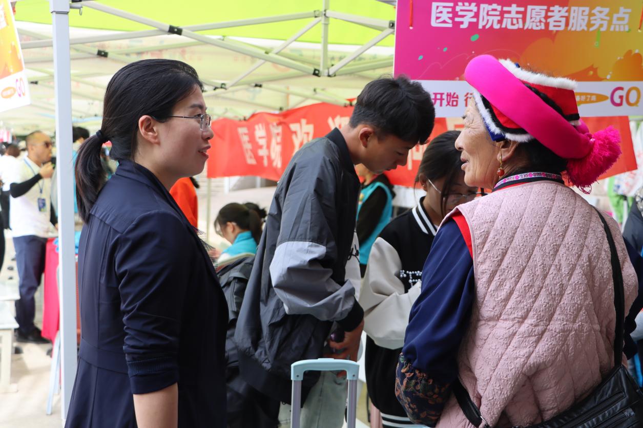 告别迎新季,奔赴新未来!云经管医学院2025级新生与校园的故事从此开始 第 6 张 告别迎新季,奔赴新未来!云经管医学院2025级新生与校园的故事从此开始 第 6 张