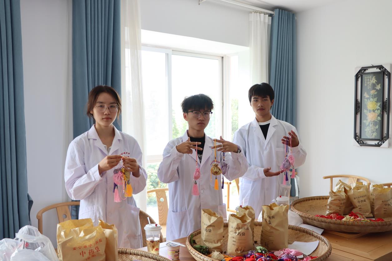 支部行动暖金秋 健康献礼教师节——云南经济管理学院医学院开展教师节党员义诊服务活动 第 4 张 支部行动暖金秋 健康献礼教师节——云南经济管理学院医学院开展教师节党员义诊服务活动 第 4 张