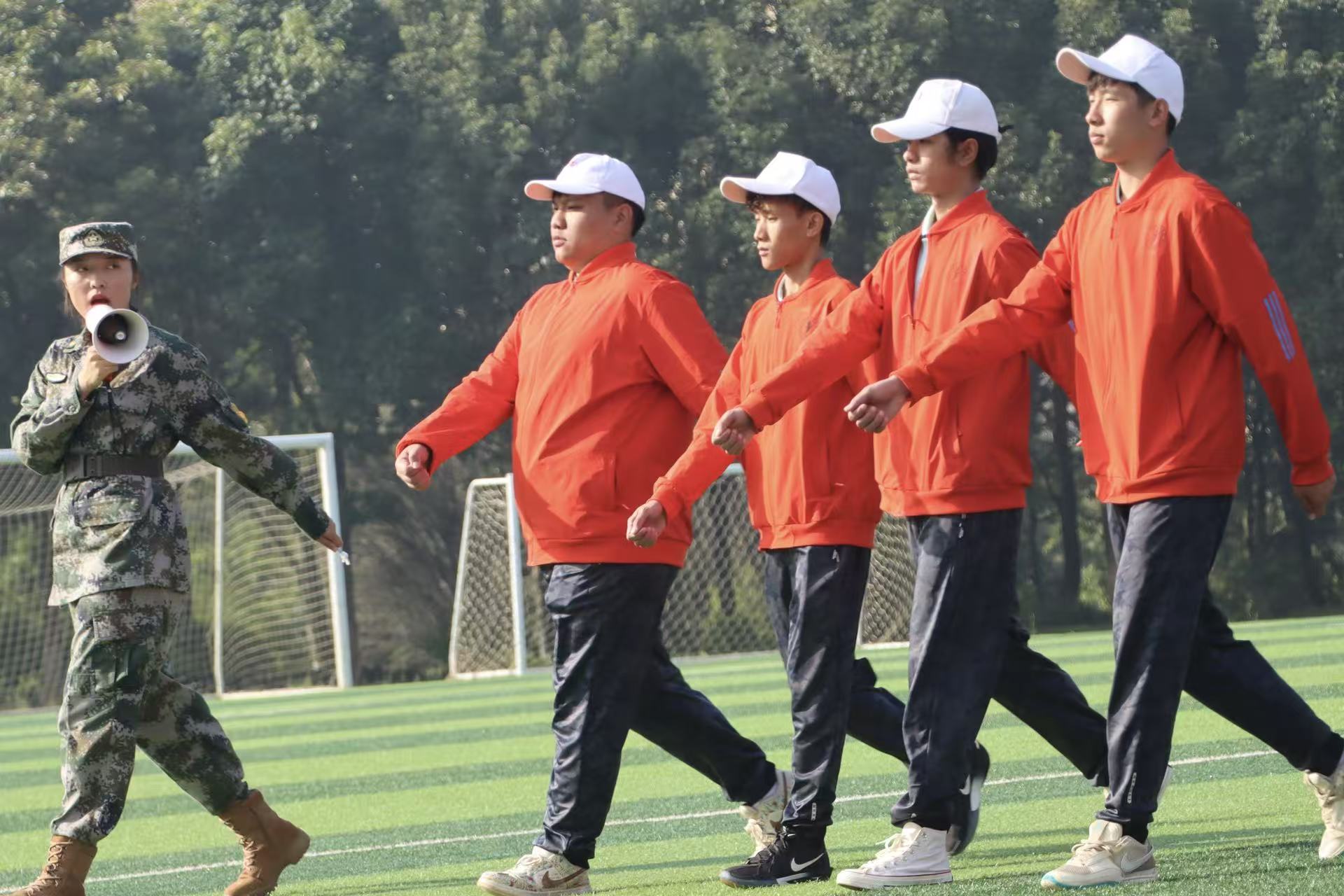 齐步铿锵砺意志，医学生军训展昂扬风貌 第 2 张