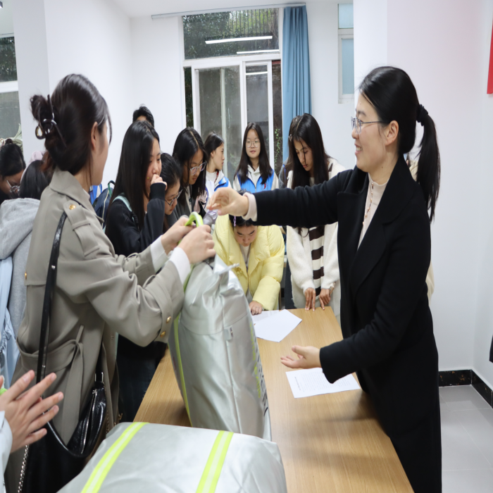 暖冬赠被传温情，火锅共煮聚人心——云南经济管理学院医学院暖冬关爱行动圆满落幕 第 2 张