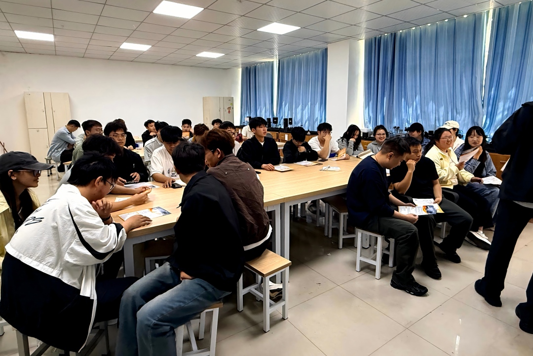 图六 学生听讲二.jpg 图六 学生听讲二.jpg